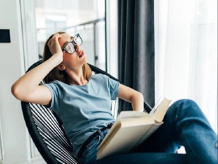 Sleeping While Sitting may kill you know about its advantages and disadvantages Sleeping While Sitting: क्या बैठकर सोने की आदत के कारण हो सकती है मौत? यहां जानिए इसके गंभीर नुकसान