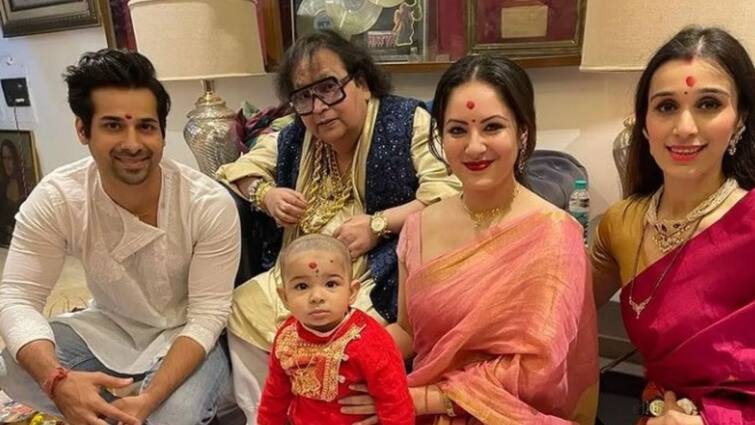 Puja Banerjee went to Bappi Lahiri's house to celebrate Laxmi Puja কৃশিবকে নিয়ে বাপ্পি লাহিড়ীর বাড়ির পুজোয় হাজির পূজা বন্দ্যোপাধ্যায়