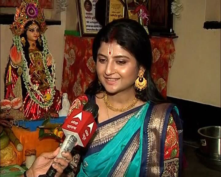 ধনদেবীর আরাধনায় ব্যস্ত গায়িকা অদিতি মুন্সিও।