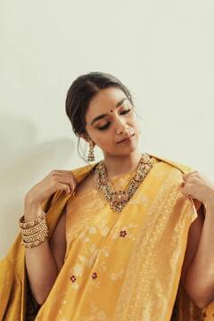 Actress Keerthy Suresh | தங்க நிற சேலையில் தகதகவென ஜொலிக்கும் கீர்த்தி சுரேஷ்!!