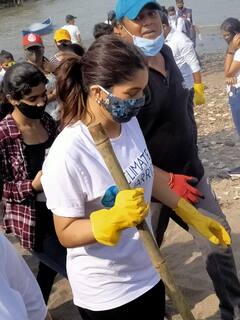 मुंबई में सफाई करने निकलीं भूमि पेडनेकर, बोलीं- हमारा फैलाया कचरा हमें ही साफ करना होगा