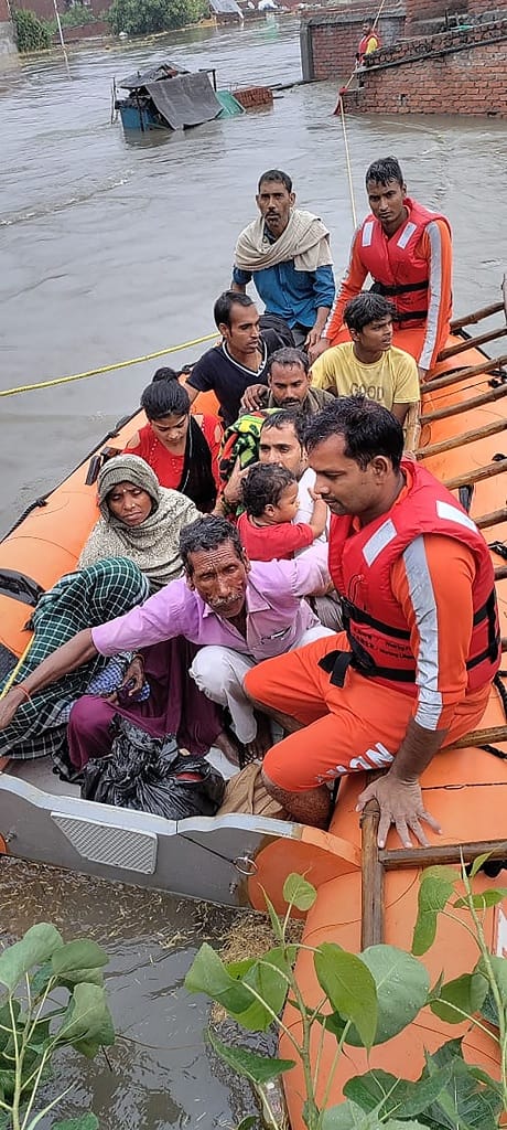 স্থানীয়রা যেমন পড়েছেন বিপদে, তেমনই উত্তরাখণ্ডে ঘুরতে গিয়ে আটকে পড়েছেন বহু পর্যটক। প্রশাসন সূত্রে খবর, সংখ্যাটা প্রায় ২ হাজার।