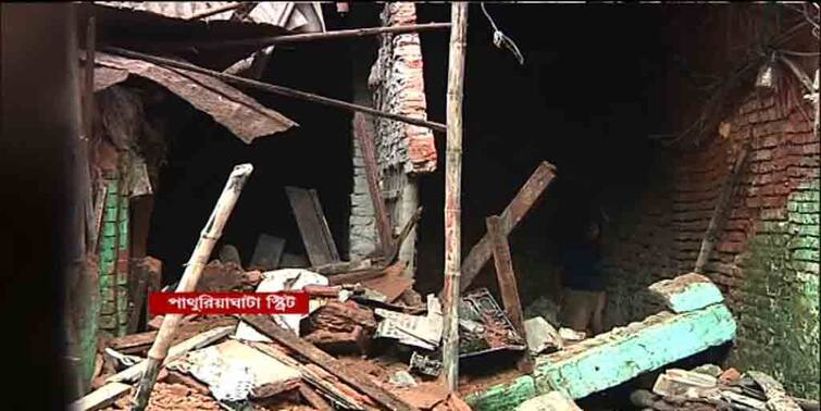 Pathuriaghata Street old house breakdown at night বিপজ্জনক বোর্ড ঝোলানোই ছিল, পাথুরিয়াঘাটা স্ট্রিটে ভাঙল পুরনো বাড়ির একাংশ