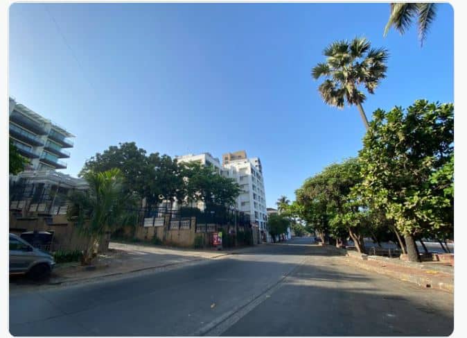 சாலையிலிருந்து தெரியும் ஷாருக் கான் வீடு