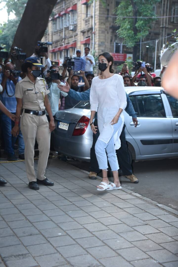 বাবাকে নিয়ে ইতিমধ্যেই এনসিবি দফতরে হাজির হয়েছেন অনন্যা পাণ্ডে। অরিয়ানের সঙ্গে হোয়াটসঅ্যাপ চ্যাটের সূত্র ধরেই এনসিবি দফতরে তলব করা হয় তাঁরে, খবর এনসিবি সূত্রে।