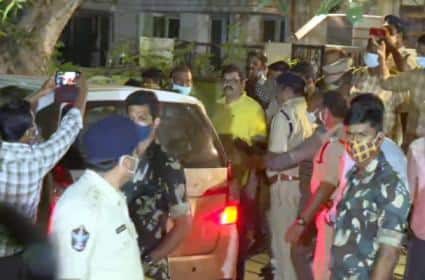 Pattabhi Arrest: టీడీపీ నేత పట్టాభి అరెస్ట్.. తలుపులు బద్దలుకొట్టి మరీ ఇంట్లోకి వెళ్లిన పోలీసులు.. Pattabhi Arrest: TDP leader Pattabhi Ram Arrested in Vijayawada Pattabhi Arrest: టీడీపీ నేత పట్టాభి అరెస్ట్.. తలుపులు బద్దలుకొట్టి మరీ ఇంట్లోకి వెళ్లిన పోలీసులు..