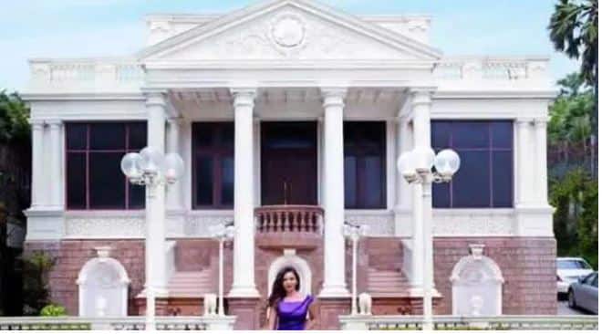 மன்னத் வீட்டின் முன்பு ஷாருக் கான் மனைசி கவுரி கான்