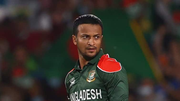 T20 WC 2021 Bangladeshs Shakib Al Hasan becomes highest wicket-taker in T20 World Cup T20 WC: पराभूत झालेल्या सामन्यात शाकिबचा मोठा विक्रम; असा करणारा जगातील पहिला गोलंदाज