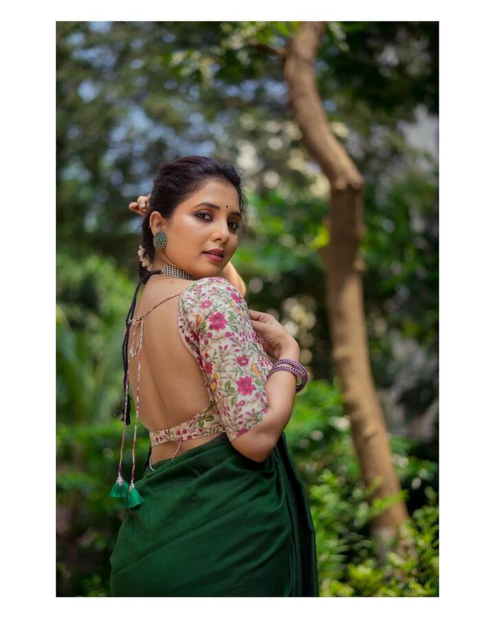 सायलीने या फोटोला साडी गर्ल असे कॅप्शन दिले आहे. (Photo:@sayali_sanjeev_official/IG)