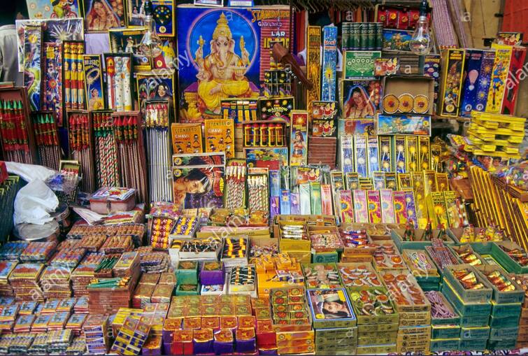 chinese girl eats fire crackers instead of milk chocolate what happened next என்னாமா இப்படி பண்றீங்களேமா! சாக்லேட்டுக்கு பதில் பட்டாசை சாப்பிட்ட பெண்.. தம்பியால் நிகழ்ந்த விபரீதம்!