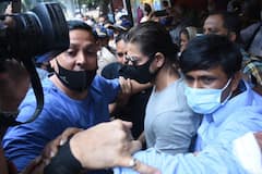 Shahrukh Khan Meets Aryan: मीडिया के भारी हुजूम के बीच बेटे Aryan को लेकर बहुत परेशान दिखे Shahrukh Khan, हुआ ऐसा हाल