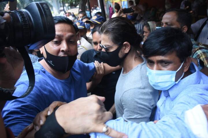 बॉलीवुड अभिनेता शाहरुख खान गुरुवार को आर्थर रोड जेल पहुंचे. जहां उन्होंने अपने बेटे आर्यन खान से मुलाकात की. 17 दिन में ये पहली बार था जब शाहरुख खान बेटे आर्यन से मिले.