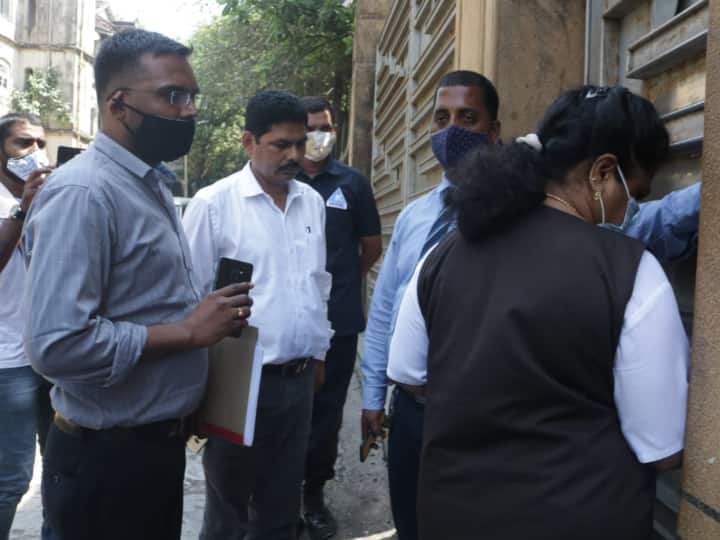 Mumbai cruise case NCB team reaches Shahrukh Khan home at mannat Aryan Khan Drugs Case: एनसीबी ने शाहरुख खान के घर 'मन्नत' पहुंचकर दिया नोटिस, जेल में बंद आर्यन खान से जुड़ी जानकारी मांगी