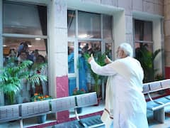 Vaccine Century: देश में कोरोना वैक्सीन का आंकड़ा 100 करोड़ के पार, बीजेपी के कार्यकर्ता मना रहे हैं जश्न