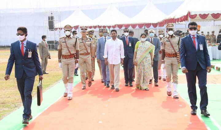 కార్యక్రమంలో హోంమంత్రి మేకతోటి సుచరిత, దేవాదాయశాఖ మంత్రి వెలంపల్లి శ్రీనివాస్, పౌరసరఫరాల శాఖ మంత్రి కొడాలి శ్రీ వెంకటేశ్వరరావు(నాని), సీఎస్ డాక్టర్ సమీర్ శర్మ, డీజీపీ గౌతం సవాంగ్, ఇతర ప్రజా ప్రతినిధులు, పలువురు ఉన్నతాధికారులు హాజరు