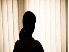 Actress Molested: విమానంలో నటి నడుంపట్టుకుని ఒళ్లోకి లాక్కున్న వ్యాపారవేత్త.. పురుషుడు అనుకున్నాడట..