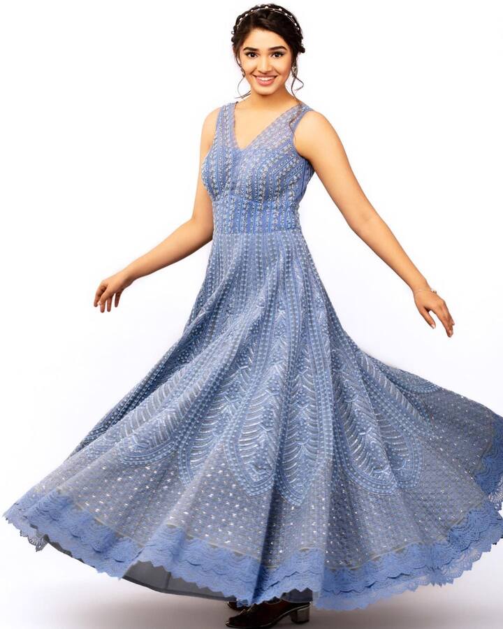 (Image credit: Instagram) ఆ ఫోటోల్లో చూస్తే నిజమైన సిండ్రెల్లా కూడా మన బేబమ్మ ముందు దిగదుడుపే అనిపించకమానదు.