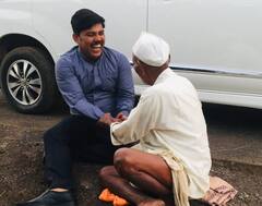 IAS officer's Viral Photo: बुजुर्ग के साथ जमीन पर बैठकर ठहाके लगाते हुए नज़र आए IAS अधिकारी, लोग बोले- सादगी हो तो ऐसी