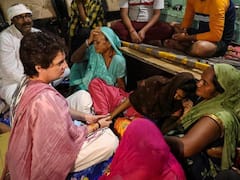 आगरा: पुलिस कस्टडी में मारे गए अरुण वाल्मिकी के परिजनों से मिलीं प्रियंका गांधी, 30 लाख की मदद का एलान