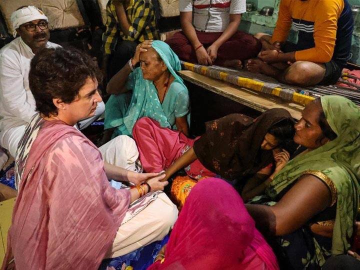 Congress leader Priyanka Gandhi met with Arun Valmiki family in Agra आगरा: पुलिस कस्टडी में मारे गए अरुण वाल्मिकी के परिजनों से मिलीं प्रियंका गांधी, 30 लाख की मदद का एलान