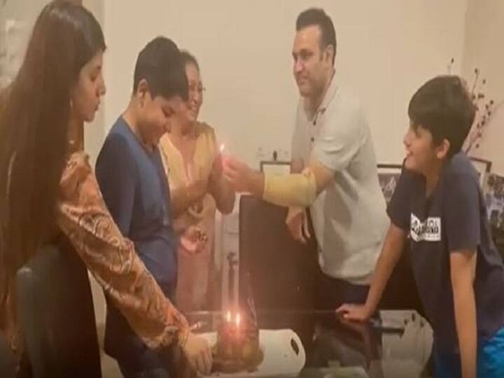 Virender Sehwag celebrated 43rd birthday shared the video of celebration on Koo app Virendra Sehwag Birthday: वीरेंद्र सहवाग ने मनाया 43वां जन्मदिन, Koo एप पर सेलीब्रेशन की शेयर की वीडियो