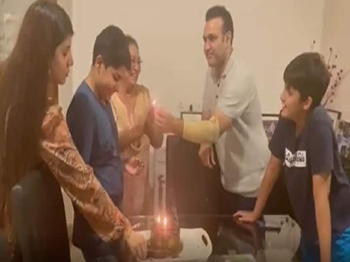 Virendra Sehwag Birthday: वीरेंद्र सहवाग ने मनाया 43वां जन्मदिन, Koo एप पर सेलीब्रेशन की शेयर की वीडियो