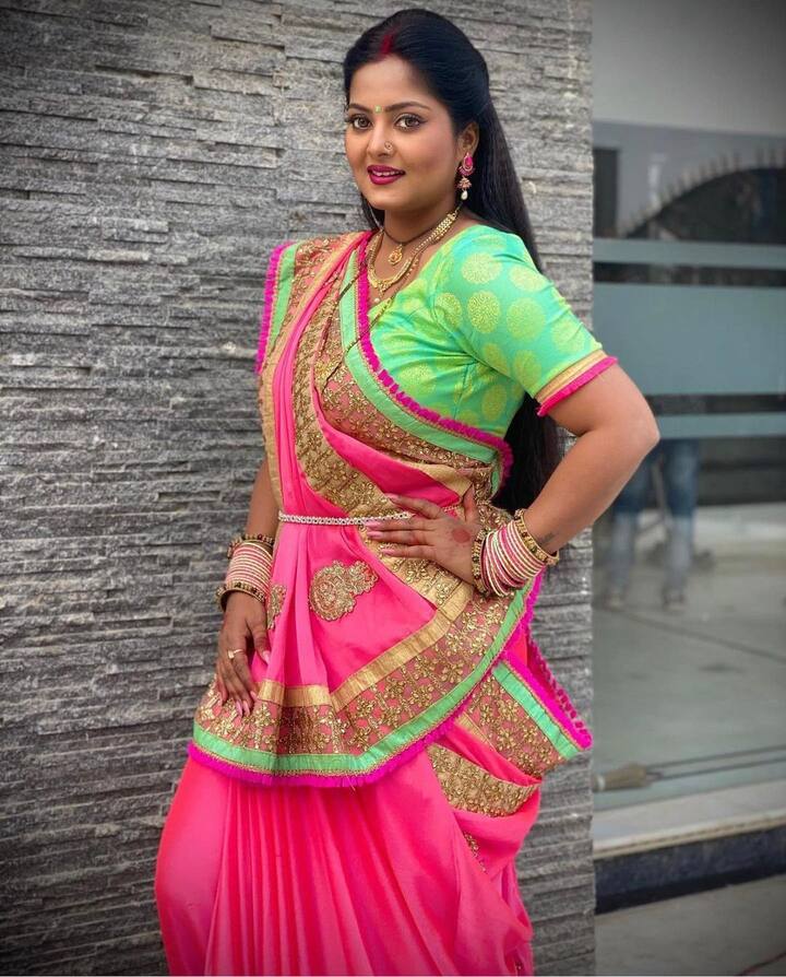 इस करवा चौथ पर अंजना सिंह की तरह पहनें कुछ कॉन्ट्रास्ट कलर्स. डार्क पिंक और पैरेट ग्रीन का ये कलर कॉम्बिनेशन आपको त्योहार के लिए रेडी कर देगा. सीधे पल्ले की साड़ी से लुक और ट्रेडिशनल हो जाएगा.