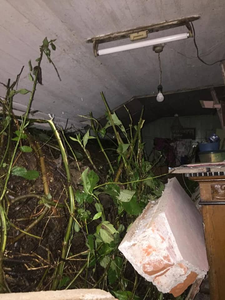 কালিম্পঙের বিরিক দারায় ধস নামায় বুধবার বিকেল পর্যন্ত বন্ধ ছিল ১০ নম্বর জাতীয় সড়ক।