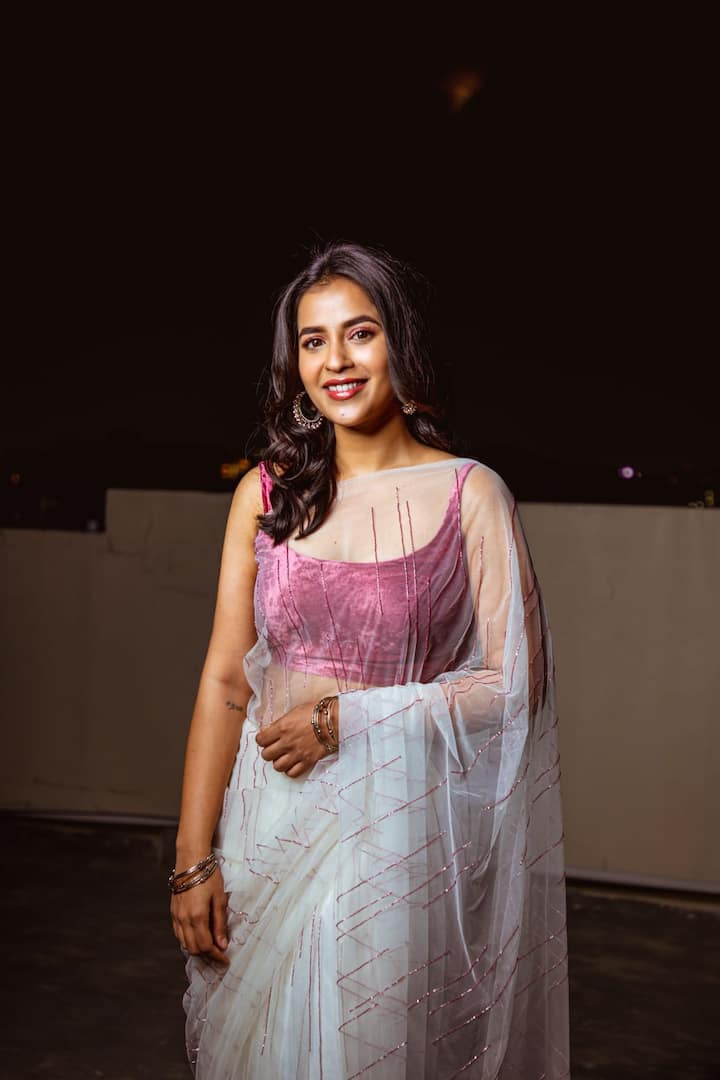 (Image credit: Instagram) కోమలీ ప్రసాద్ క్యూట్ పిక్స్ చూసి ఆనందించండి.