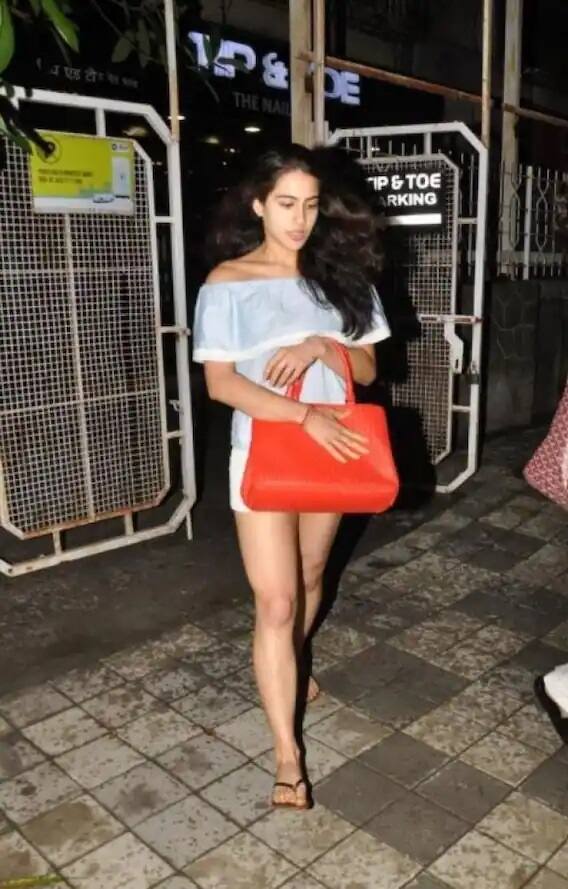 ਸਾਰਾ ਅਲੀ ਖਾਨ ਨੂੰ ਮਹਿੰਗੇ ਬੈਗਸ ਰੱਖਣ ਦਾ ਸ਼ੌਕ ਵੀ ਹੈ। ਅਦਾਕਾਰਾ ਕੋਲ Bottega Veneta Milano Uluru ਦਾ 6 ਲੱਖ ਰੁਪਏ ਦੀ ਕੀਮਤ ਦਾ ਇਕ ਬੈਗ ਵੀ ਹੈ।