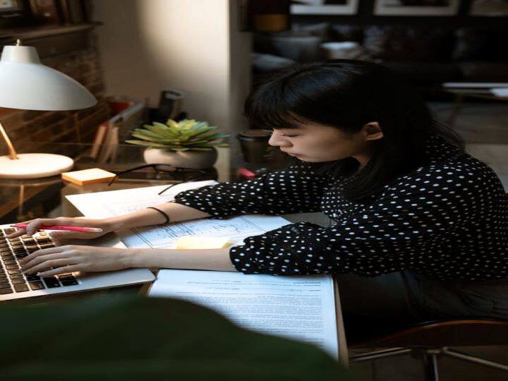 स्पेलिंग्स का भी खास ख्याल रखें. गलत स्पेलिंग या वाक्य लिखने से आपका इंप्रेशन गलत हो सकता है.