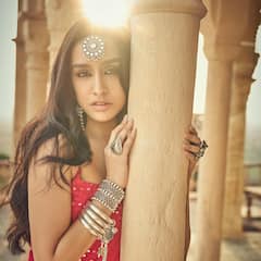 Shraddha Kapoor Photos: స్లీవ్ లెస్ బ్లౌజ్.. స్టైలిష్ శారీలో ప్రభాస్ హీరోయిన్..
