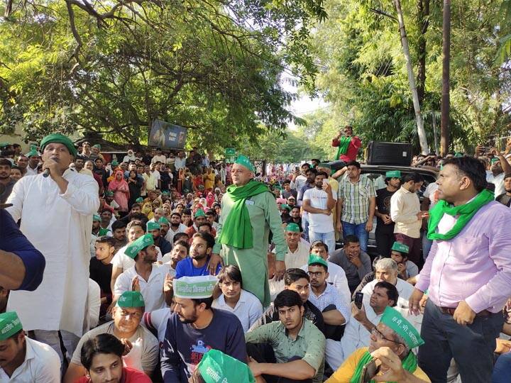 Farmers Protest in Noida: किसानों का नोएडा प्राधिकरण पर प्रदर्शन, पांच सूत्रीय मांगों को लेकर चल रहा है धरना