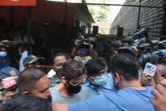 Aryan Khan Bail : জেলবন্দি আরিয়ানের সঙ্গে ১৯ দিন পর দেখা শাহরুখের, কেমন ছিল বাবা-ছেলের সাক্ষাৎ?