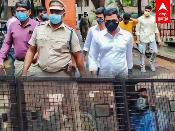 Pollachi Case: பொள்ளாச்சி வழக்கு கைதானவர்களுக்கு சலுகை..7 காவலர்கள் சஸ்பெண்ட் !