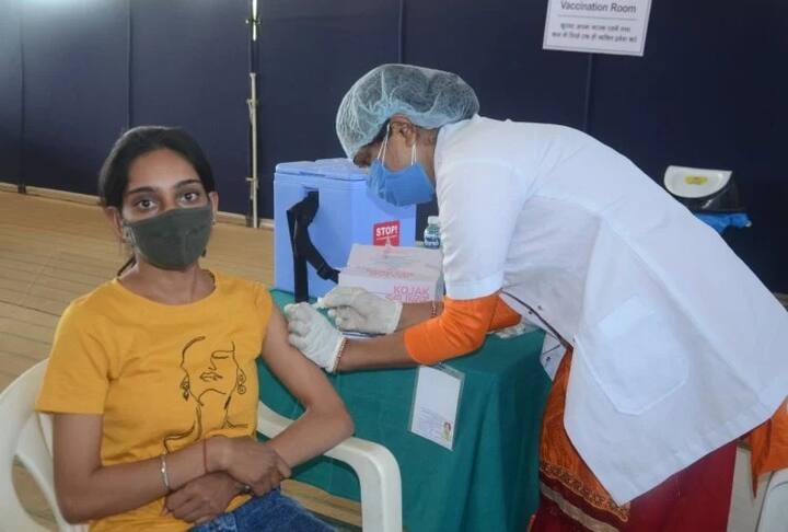 वैक्सीनेशन के मामले में गुजरात का नर्मदा जिला भी काफी आगे है. यहां वैक्सीनेशन रेट 69.51 फीसदी है.