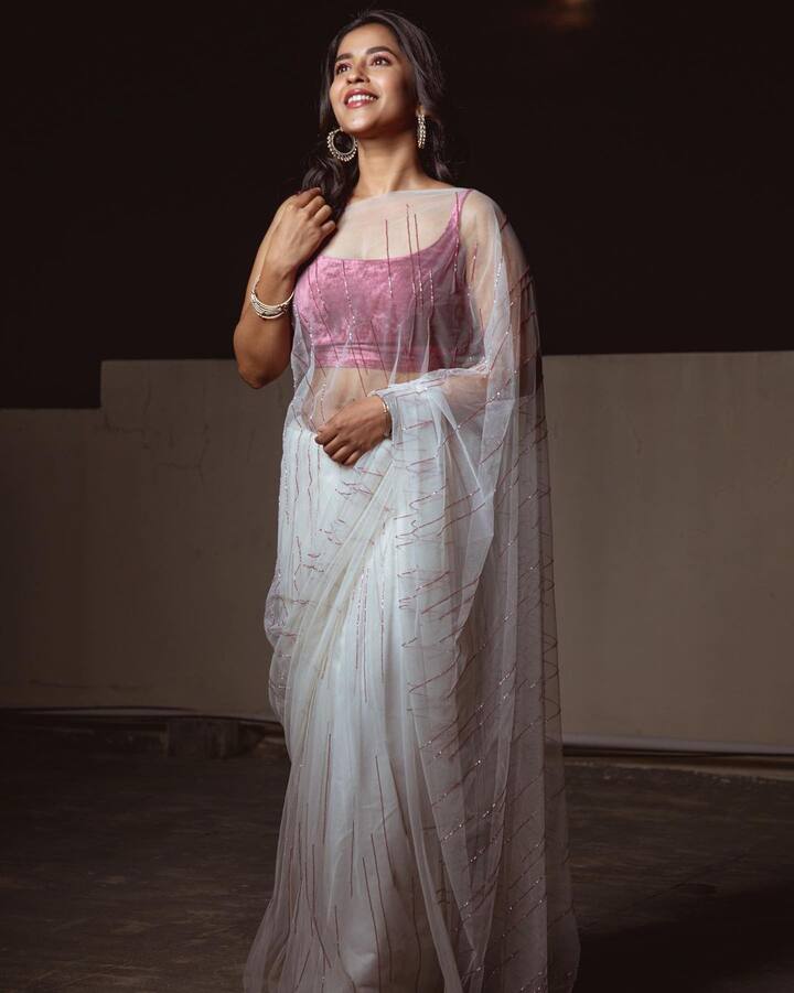 (Image credit: Instagram) కోమలీ ప్రసాద్ క్యూట్ పిక్స్ చూసి ఆనందించండి.