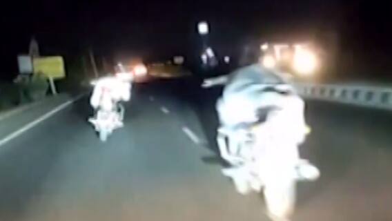 રાજકોટ-મોરબી હાઇવે પર જોખમી સ્ટંટ કરતા યુવકોનો વિડિઓ વાયરલ, જુઓ ગુજરાતી ન્યુઝ