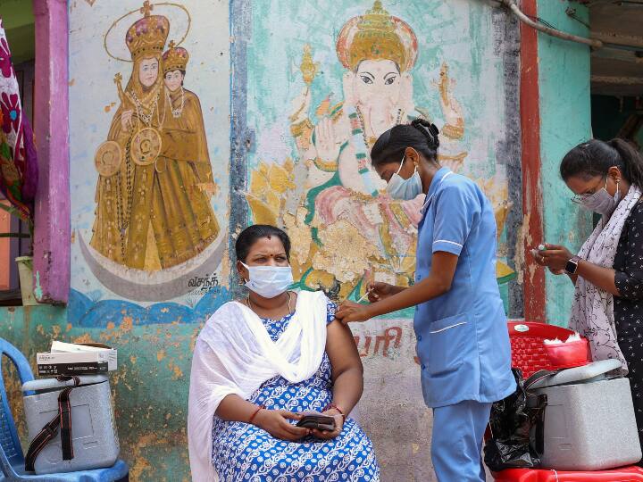 Corona Vaccination in UP: Big decision of Yogi Adityanath government, now vaccine will be available in UP from 8 am to 10 pm ANN Corona Vaccination in UP: योगी सरकार का बड़ा फैसला, यूपी में अब सुबह 8 से रात 10 बजे तक लगवा सकेंगे वैक्सीन