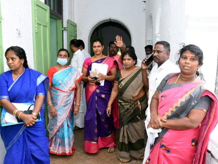 Thanjavur: DMK district councilors walk out against DMK district panchayat committee chairman - Lack of transparency ”வெளிப்படைத்தன்மை இல்லை” : திமுக மாவட்ட ஊராட்சி குழு தலைவருக்கு எதிராக, திமுக மாவட்ட கவுன்சிலர்கள் வெளிநடப்பு