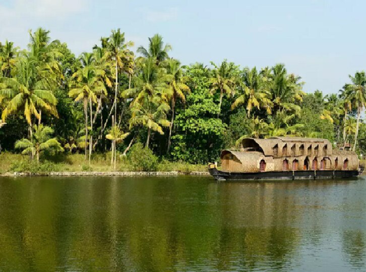 மூலிகைக் குளியல், பத்திய சாப்பாடு.. கோவை ஆயுர்வேத மையத்தில் ஓபிஎஸ் சிகிச்சை!