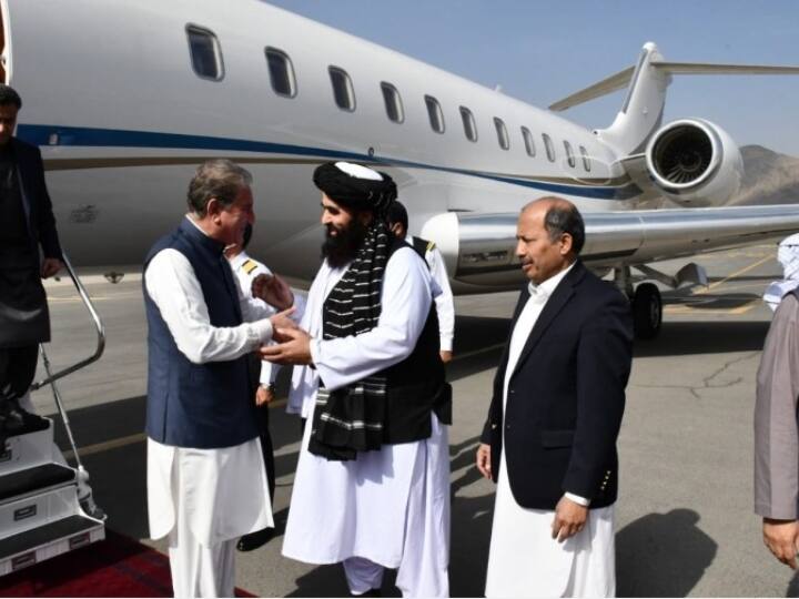 पाकिस्तान के विदेश मंत्री शाह महमूद कुरैशी गुरुवार को काबुल के दौरे पर पहुंचे. इस दौरान उनके अगवानी के लिए एयरपोर्ट पर तालीबानी सरकार के कई नेता पहुंचे. अफगानिस्तान और पाकिस्तान के बीच होने वाली द्वीपक्षीय वार्ता में शामिल होने के लिए शाह महमूद कुरैशी वहां पहुंचे हैं.