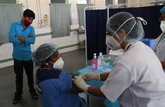 Covid Updates: মাইলস্টোন! ৯ মাসের মধ্যে ১০০ কোটি টিকাকরণের গণ্ডি পার ভারতের| Bangla News