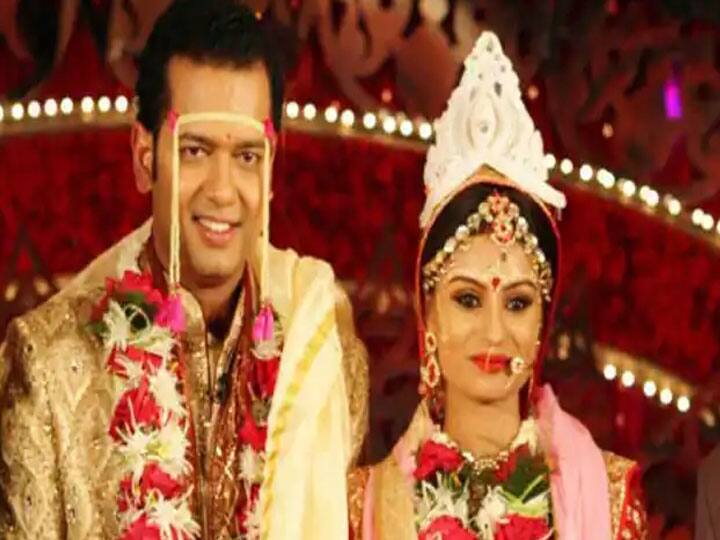 राहुल महाजन (Rahul Mahajan) ने डिंपल गांगुली (Dimple) से शादी की थी, लेकिन चार साल बाद दोनों अलग हो गए. लेकिन उनकी दोस्ती बनी हुई है. वहीं साल 2018 में राहुल ने तीसरी बार 25 साल की मॉडल नताल्या इलिना से शादी की. ये उनकी तीसरी शादी है.