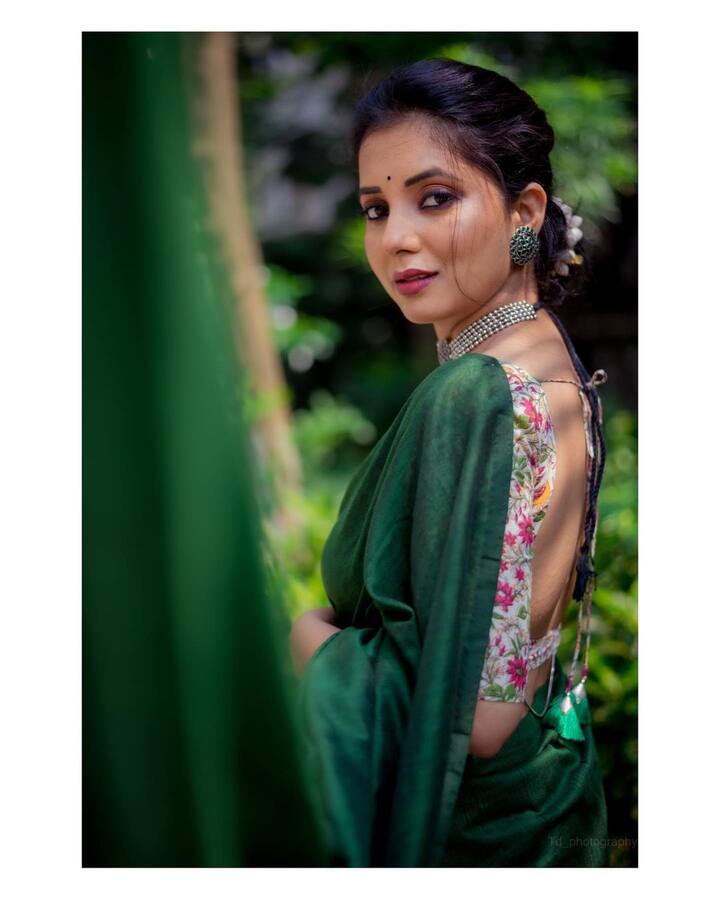 मराठी चित्रपटसृष्टीतील अभिनेत्री सायली संजीवने नुकतेच तिच्या खास फोटोशूटचे फोटो शेअर केले आहेत. (Photo:@sayali_sanjeev_official/IG)