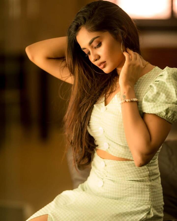 அழகழகா அவ தொிவா உயிா் உாிவா