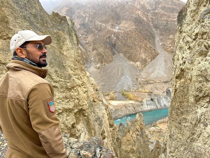 इन तस्वीरों में शानदार लोकेशन नजर आ रही हैं. दोनों हिमालय की वादियों में एन्जॉय करते नजर आ रहे हैं. (फोटो – सोशल मीडिया)