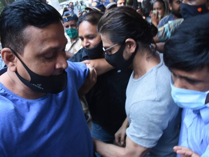Shah Rukh Khan Reaches Mumbai Arthur Road Jail To Meet Son Aryan Khan After Bail Rejected Watch