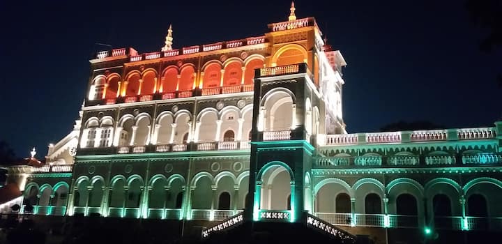 पुण्यातील आगाखान पॅलेस : भारताने आज जो शंभर कोटी लसींचा टप्पा पार केलाय, त्यासाठी ठीक ठिकाणी सेलिब्रेशन सुरू आहे.