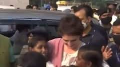 UP ELECTION 2022 : स्कूटी, स्मार्टफोन के दांव से Congress का होगा बेड़ा पार? | Mudde Ki Baat